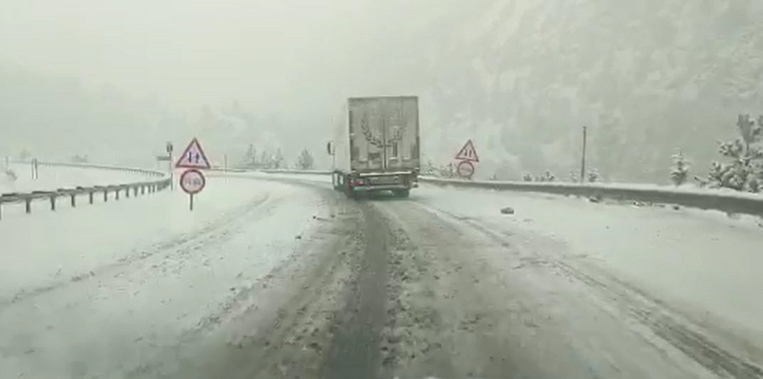 Seydişehir-Antalya kara yolu kar yağışı nedeniyle çekici türü araçlara kapatıldı
