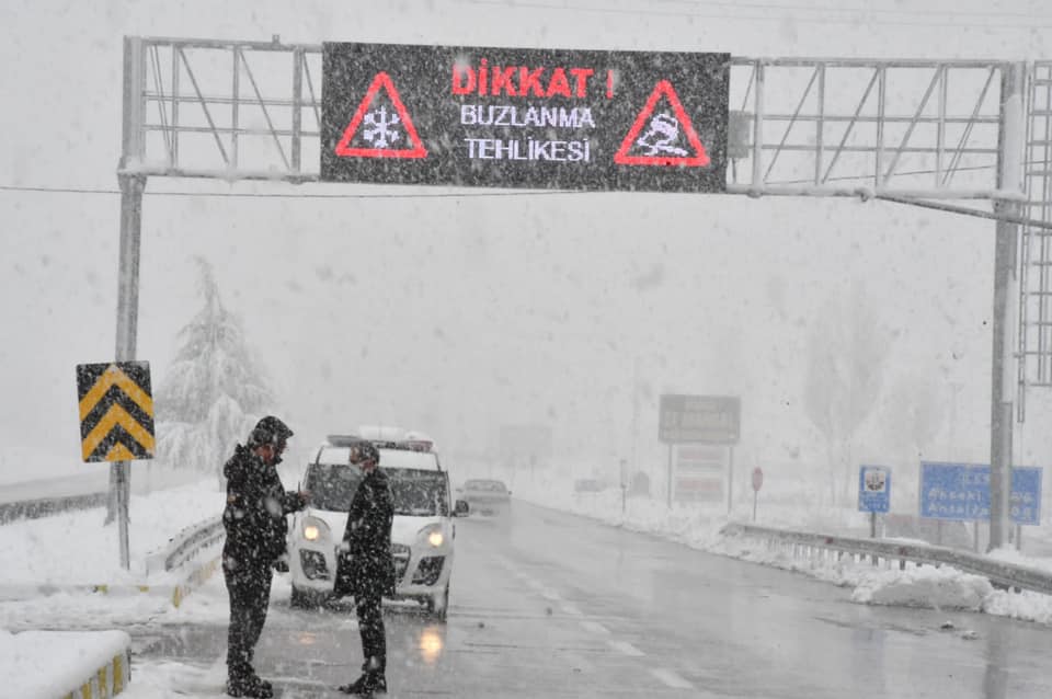 Seydişehir-Antalya Karayolu kar nedeniyle 18.30 Tüm  araçlara  trafiğe kapatıldı