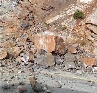 Seydişehir Antalya yolunda heyelan  korku   dolu anlar yaşattı.