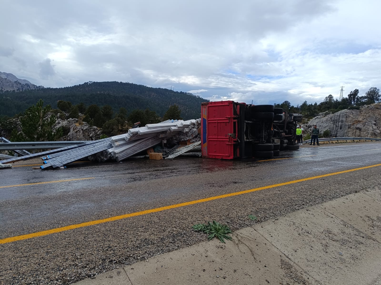 Seydişehir Antalya yolunda Malzeme yüklü kamyon devrildi: 1 yaralı