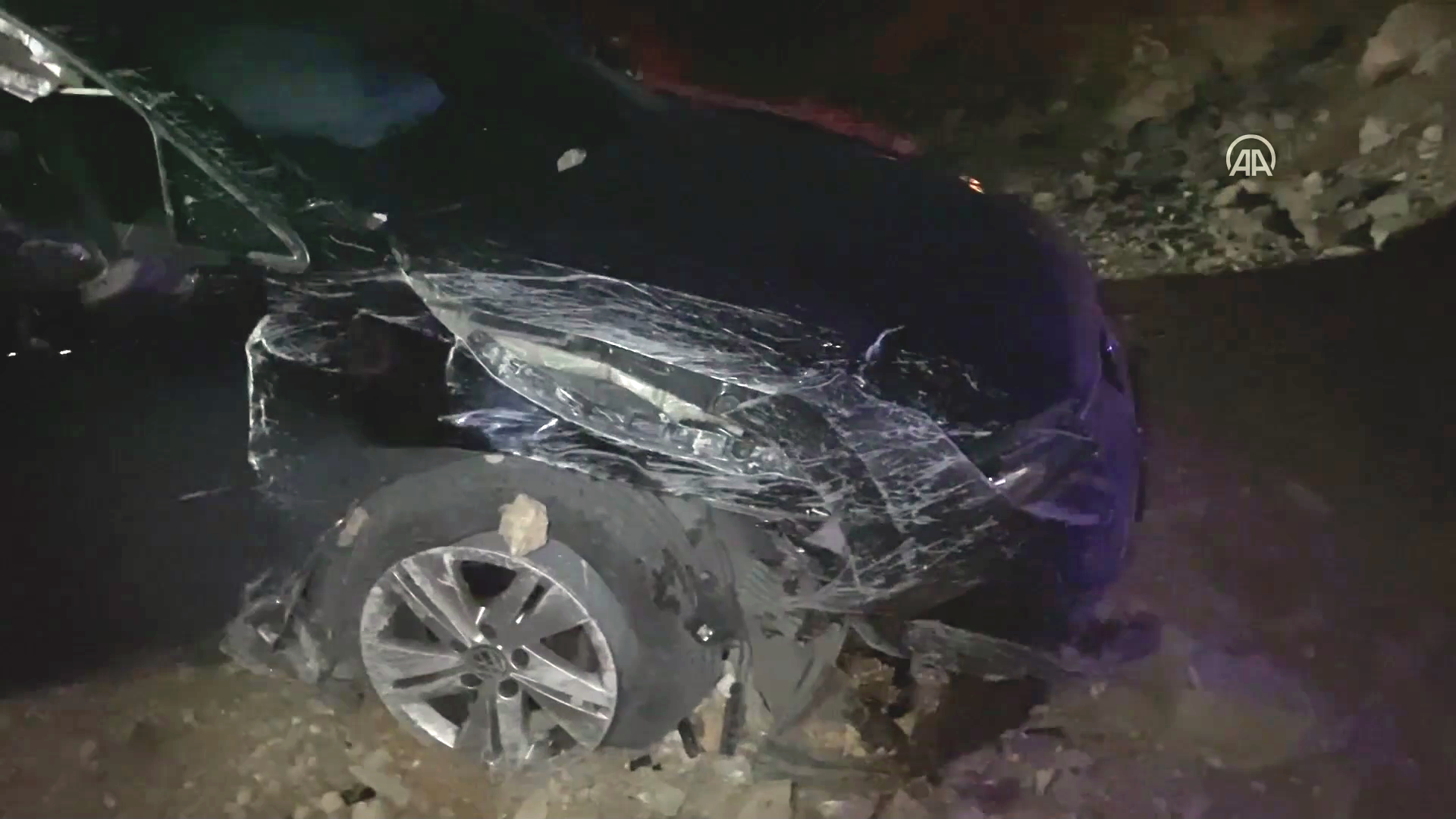Seydişehir Antalya'  yolunda  otomobilin şarampole devrilmesi sonucu 2 kişi yaralandı