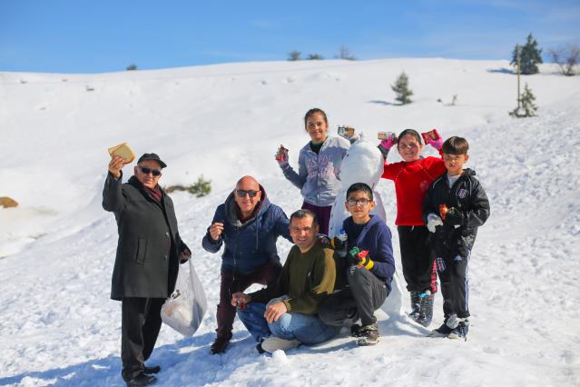 Seydişehir Antalya  yolunda vatandaşlar karın keyfini çıkardı