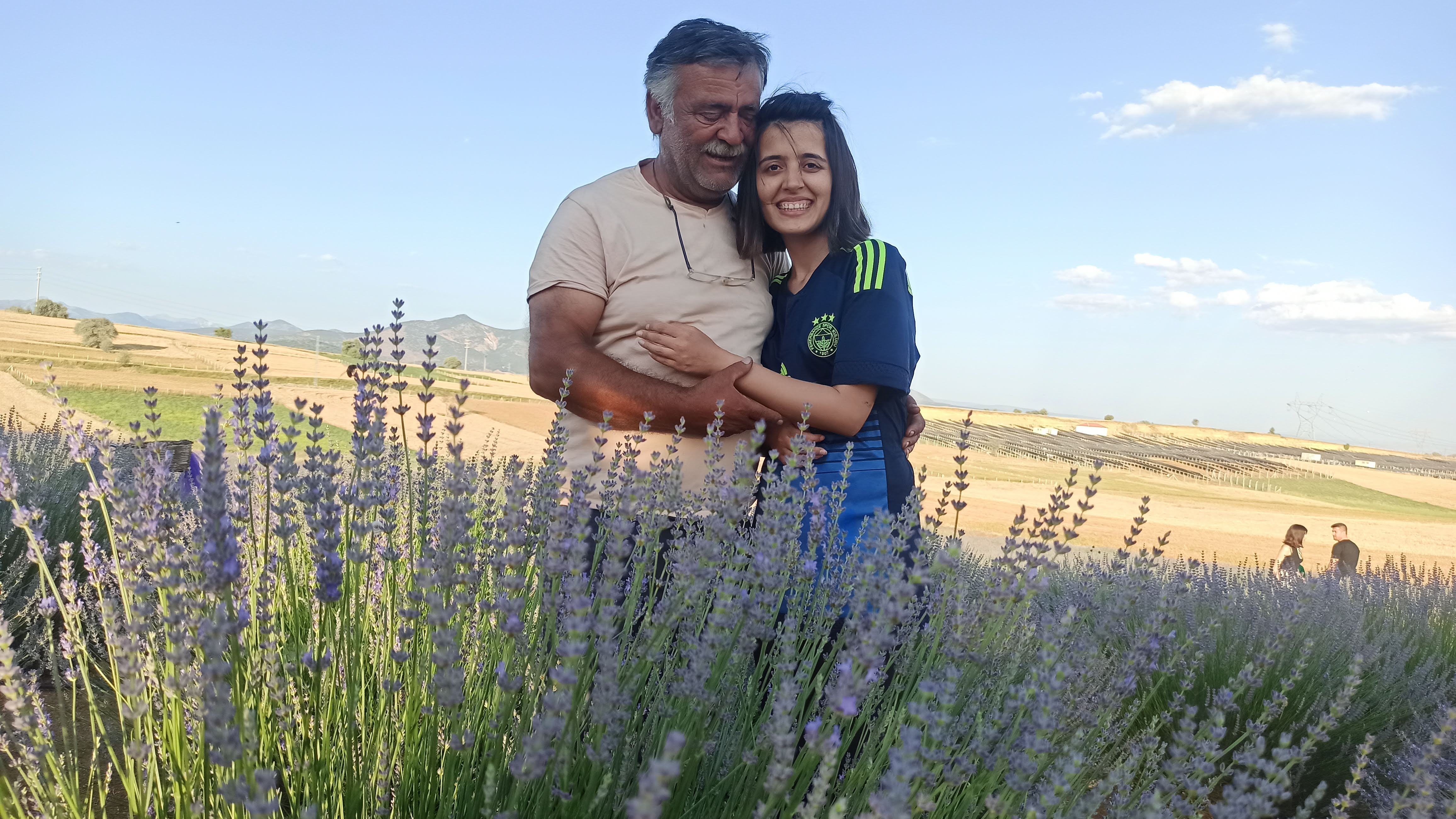 Seydişehir de Baba ve Kızın Lavanta Kokan Hikayesi VİDEOHABER