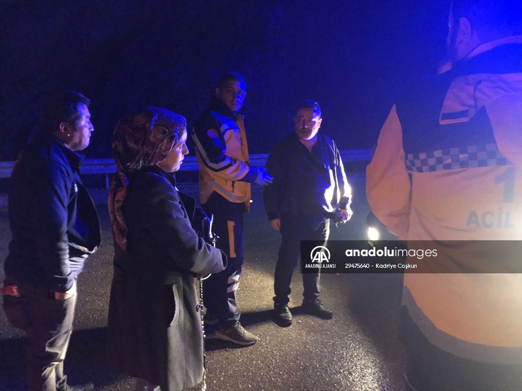 Seydişehir'de bariyerlere çarpan otomobildeki 3 kişi yaralandı