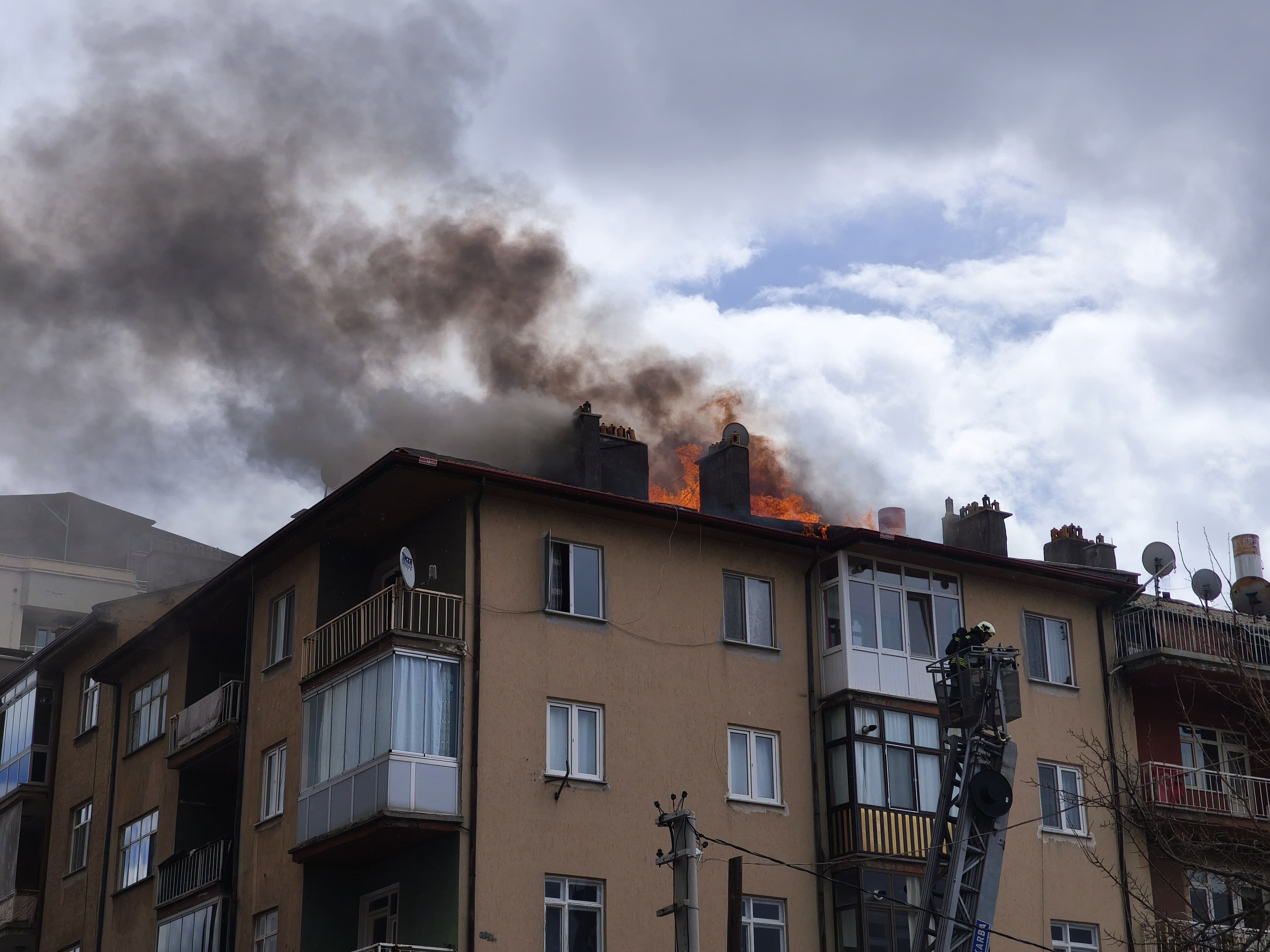 Seydişehir'de Bayram Sabahı Ev Yangını: Çatıdaki Alevler Panik Yarattı