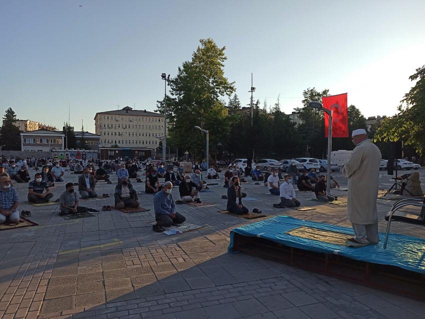 Seydişehir'de  Bayramı namaz için vatandaşlar camilere akın etti