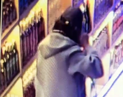 Seydişehir'de bir Tekel bayisinde alkol çalan şahıs güvenlik kamerasına