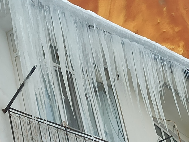 Seydişehir'de Çatılarda Oluşan Buz Sarkıtları Korkutuyor