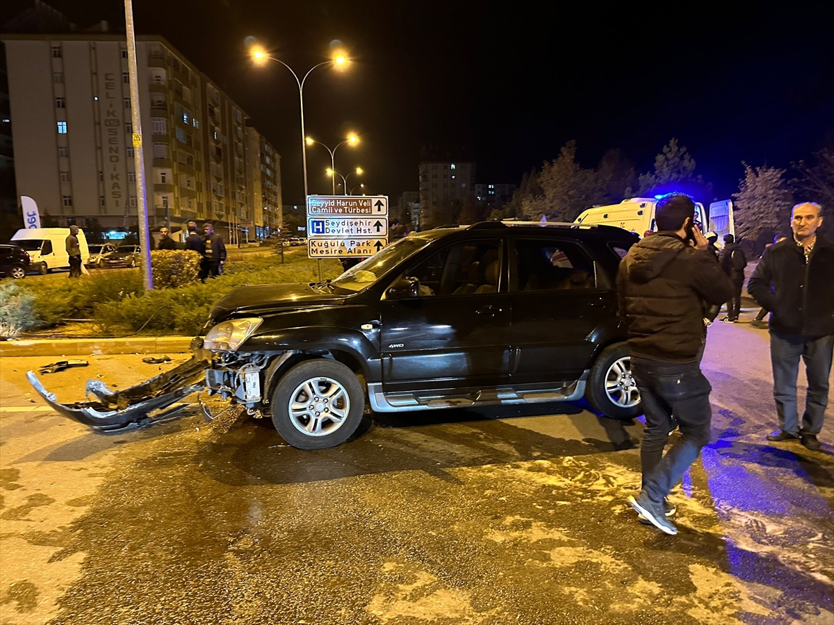 Seydişehir'de cip ile otomobilin çarpıştığı kazada 3 kişi yaralandı