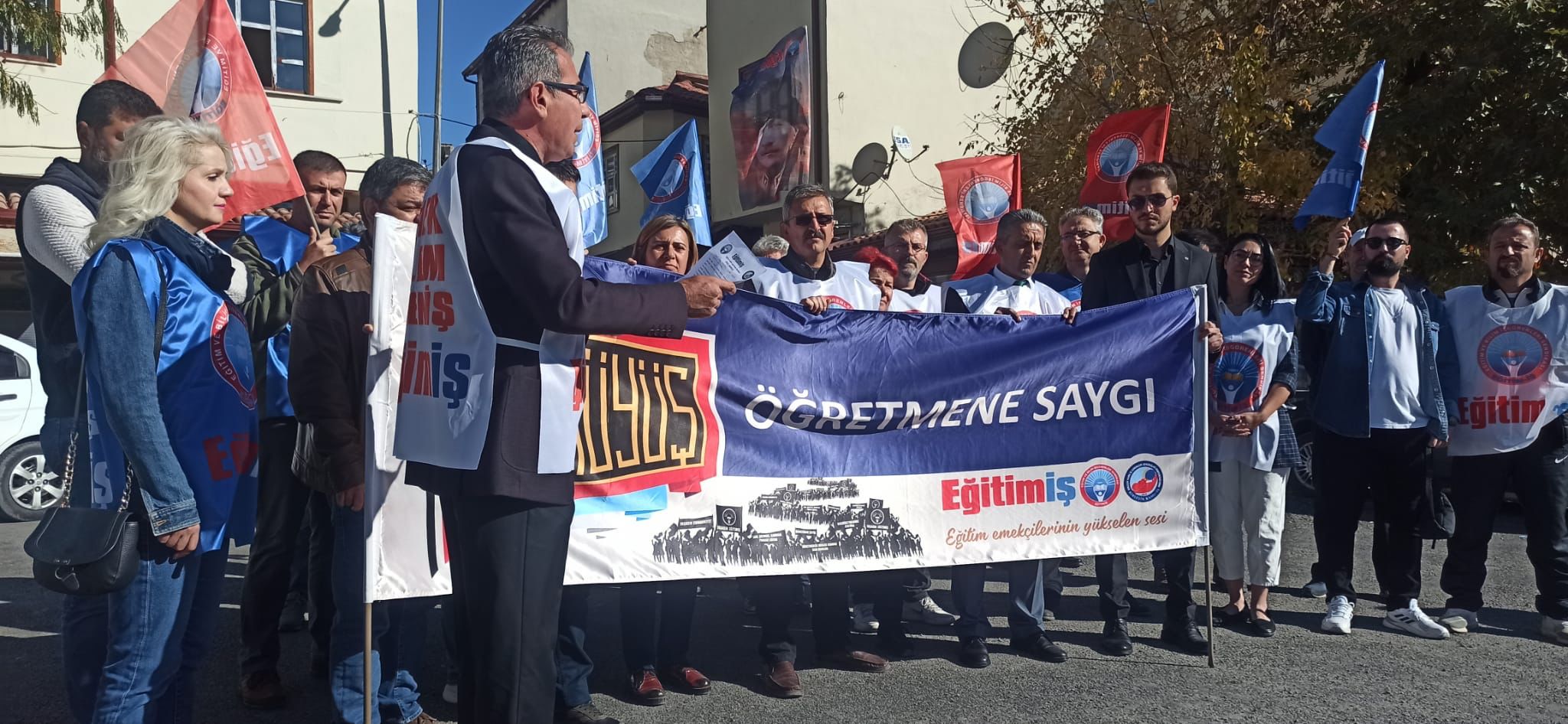 Seydişehir'de  Eğitim İş Sendikası Öncülüğünde Öğretmenler  okullarda iş bıraktı.