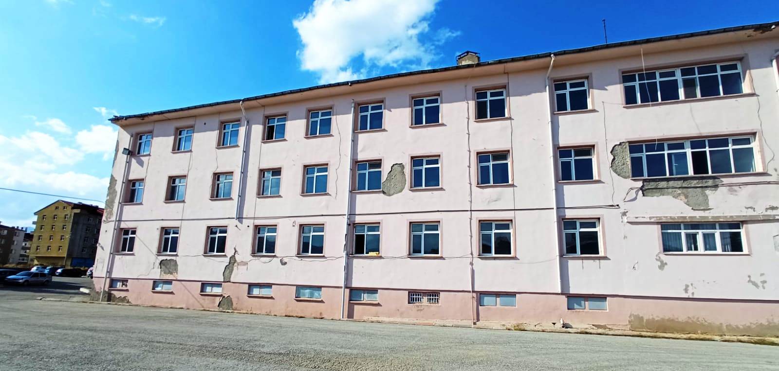 Seydişehir'de Eski Hastanenin musluklarını çaldılar