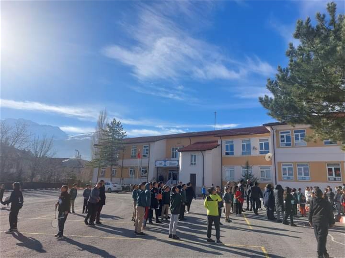 Seydişehir'de gurbetçi hayırsever öğrencilere mont hediye etti