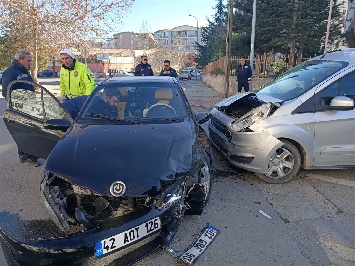 Seydişehir'de  iki aracın karıştığı trafik kazasında 4 kişi yaralandı