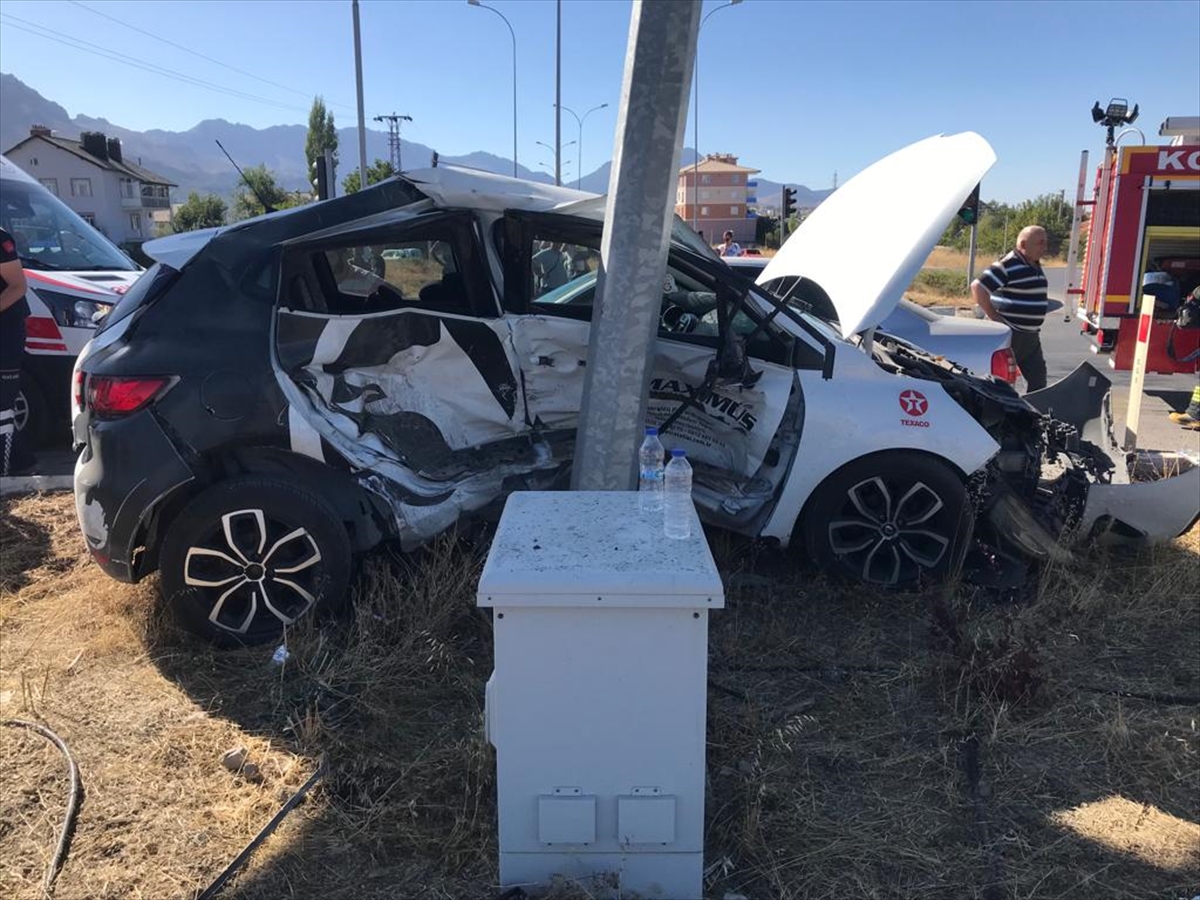 Seydişehir'de iki otomobilin çarpışması sonucu 3 kişi yaralandı