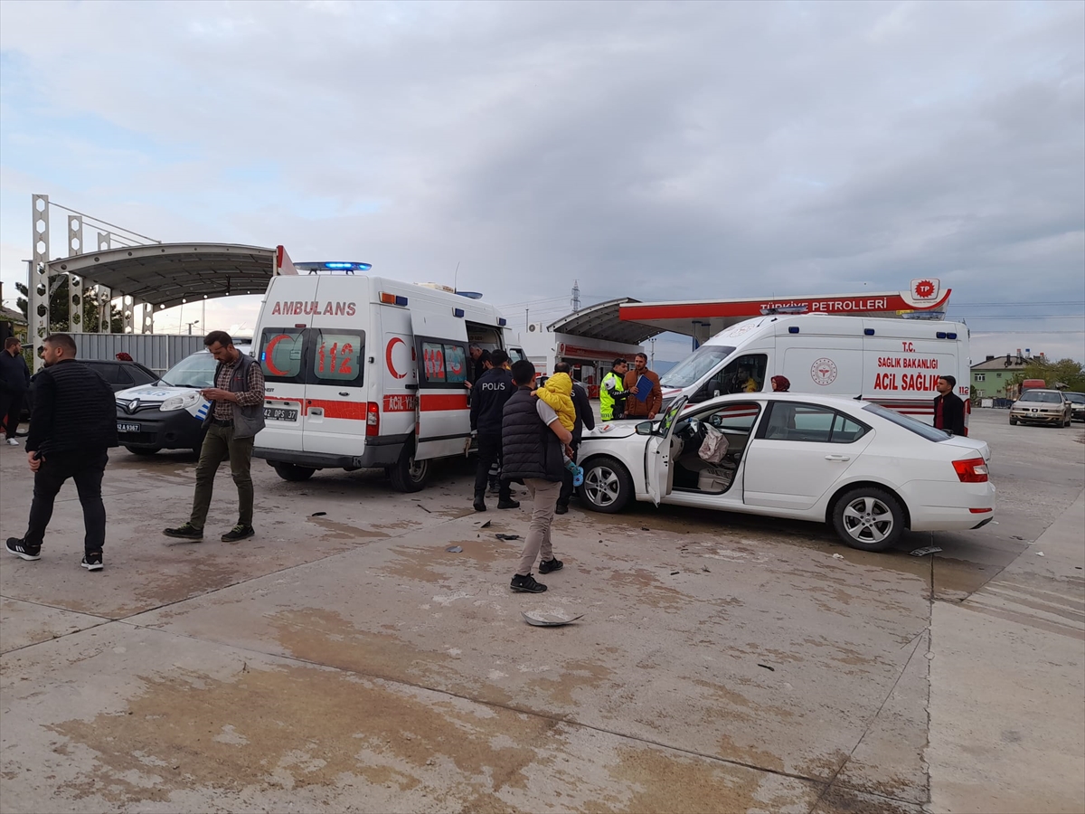 Seydişehir'de iki otomobilin çarpışması sonucu 5 kişi yaralandı