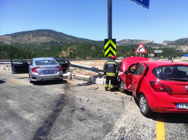Seydişehir'de iki otomobilin çarpışması sonucu 5 kişi yaralandı