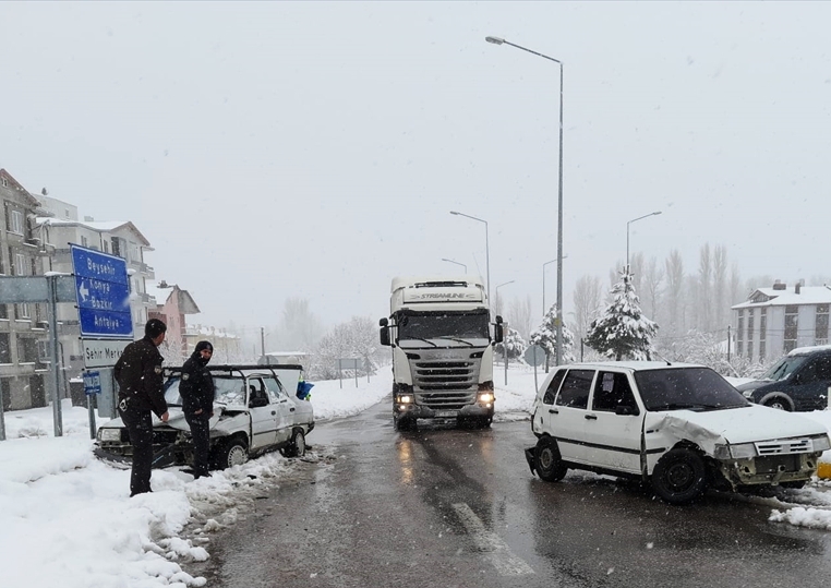 Seydişehir'de iki otomobilin çarpıştığı kazada 2 kişi yaralandı