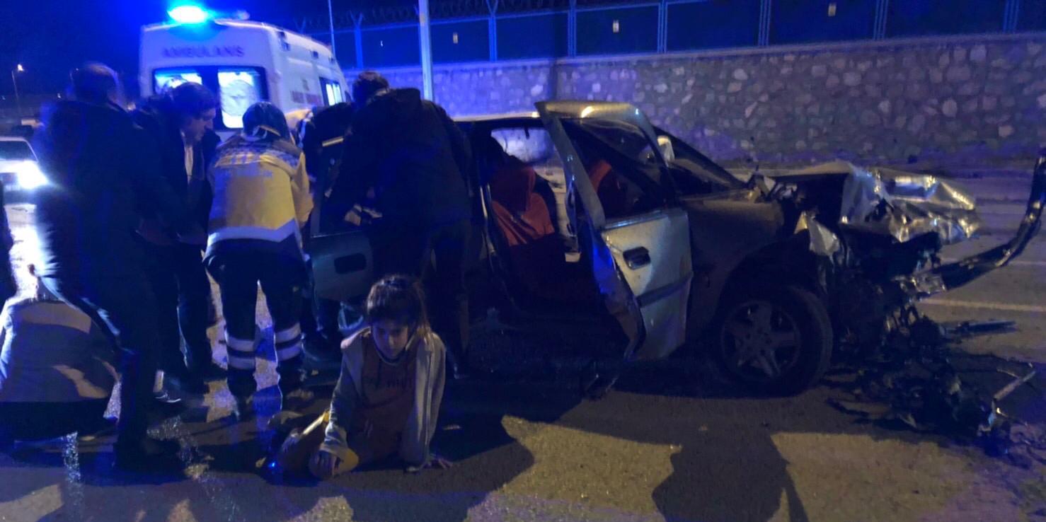 Seydişehir'de iki otomobilin çarpıştığı kazada 7 kişi yaralandı