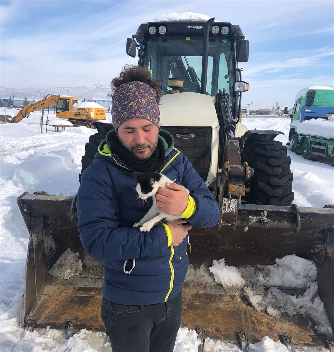 Seydişehir'de Kar temizlerken bulduğu kediye gözü gibi bakıyor
