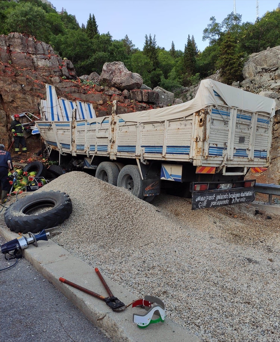 Seydişehir'de kayalıklara çarpan kamyonun sürücüsü öldü