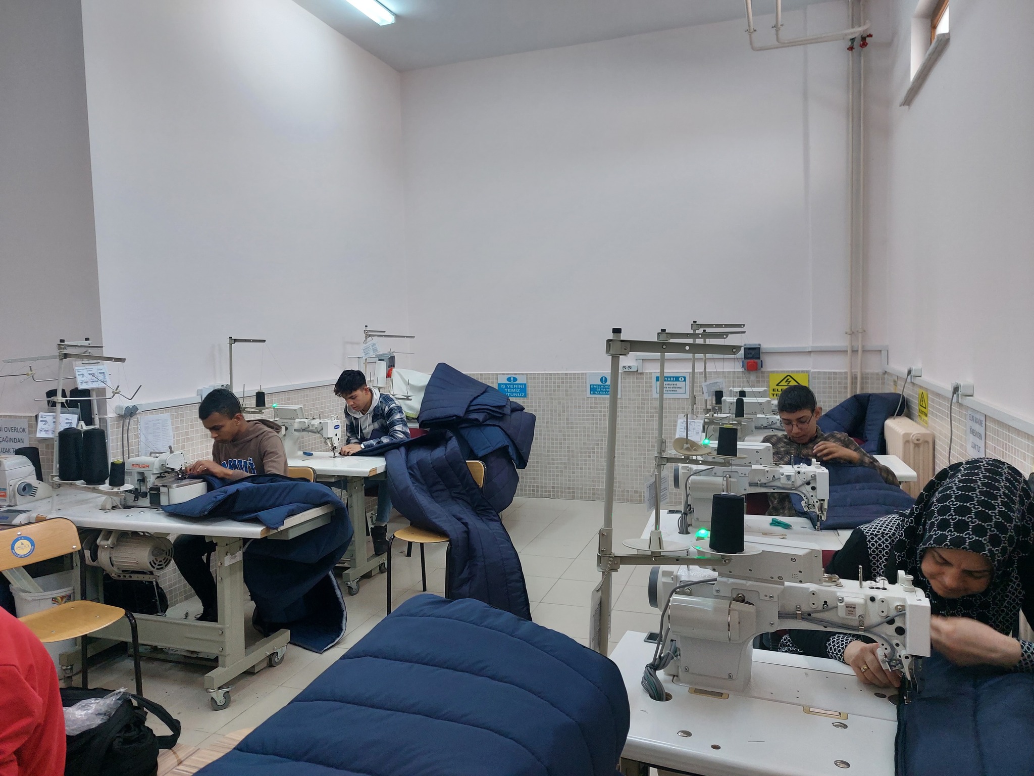 Seydişehir'de  Kız Meslek lisesi öğrencileri depremzedeler için uyku tulumu üretiyor