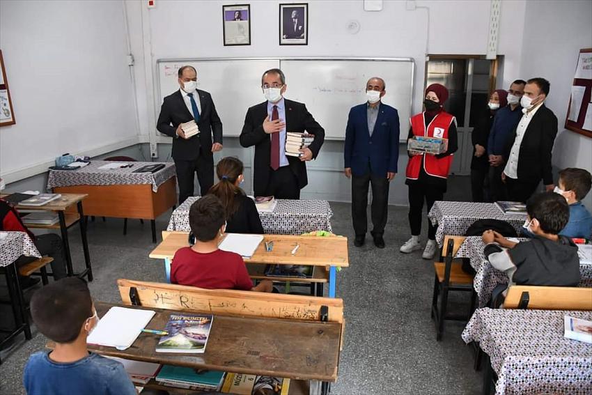 Seydişehir'de Kızılay tarafından öğrencilere kitap dağıtıldı