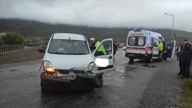 Seydişehir'de köprü korkuluklarına çarpan aracın sürücüsü yaralandı