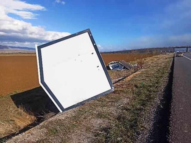 Seydişehir'de Kuvvetli rüzgar çekici üzerindeki konteynerleri devirdi