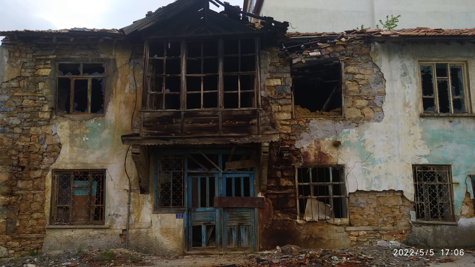 Seydişehir de metruk ev tehlike saçıyor.