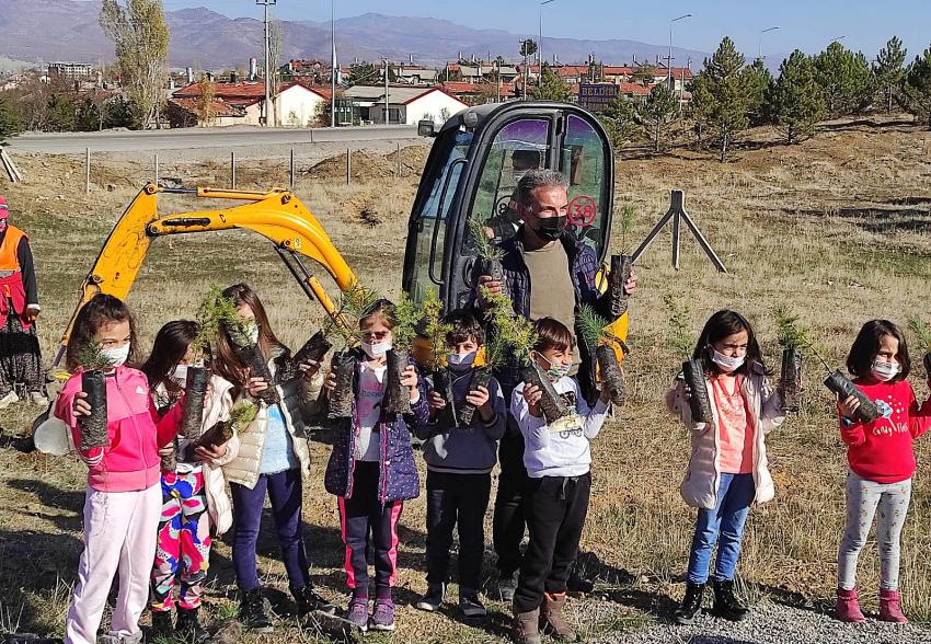 Seydişehir'de Minik öğrenciler ağaç dikti