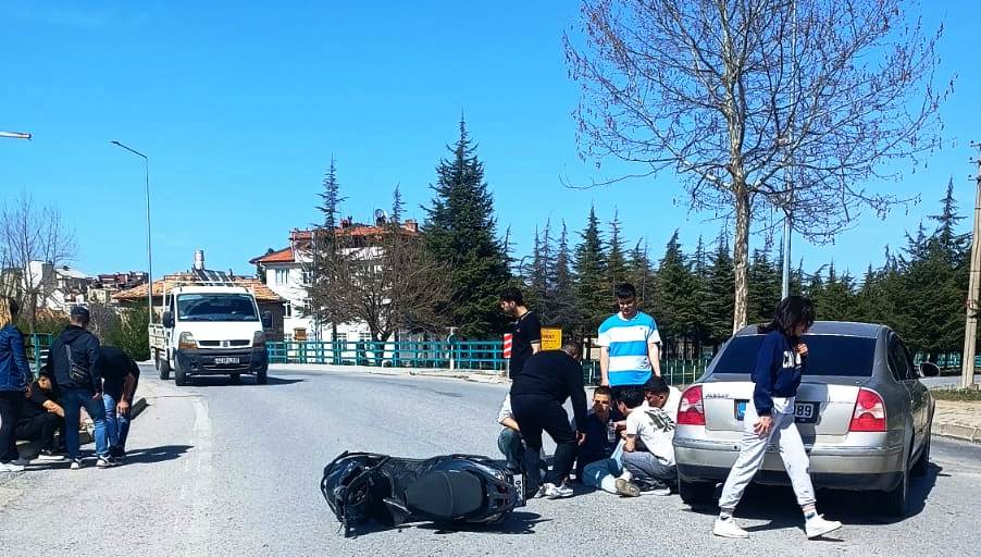 Seydişehir'de  Motosiklet  ile Otomobil Çarpıştı: 2 Yaralı