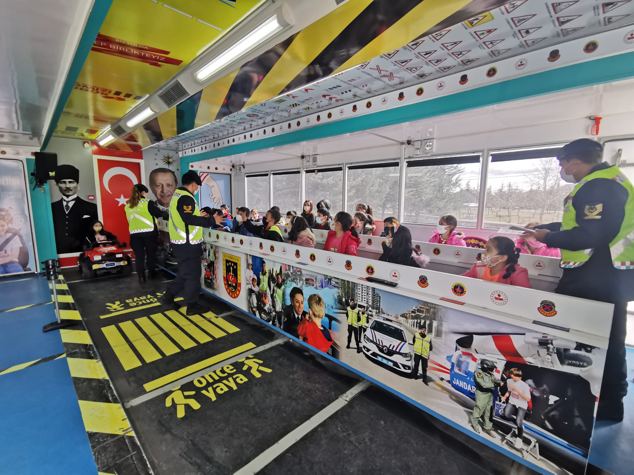 Seydişehir de öğrencilere Jandarma Mobil Trafik Eğitim Tırı'nda trafik kuralları anlatıldı