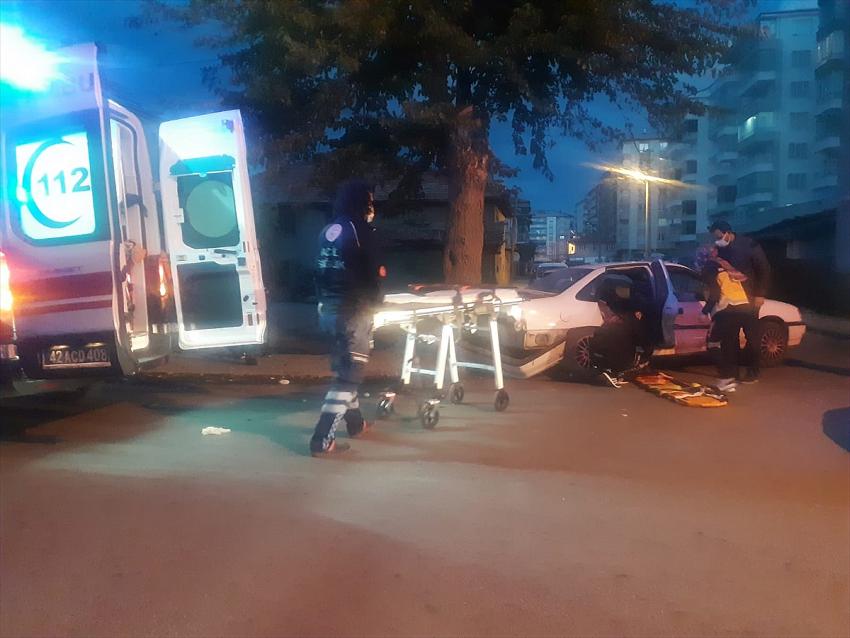 Seydişehir'de otomobil ile öğrenci servisinin çarpışması sonucu 4 kişi yaralandı