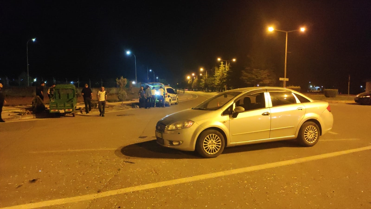 Seydişehir'de otomobille 3 tekerlekli motorun çarpışması sonucu 2 kişi yaralandı