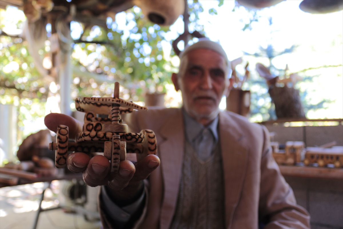Seydişehir'de  Oyuncak sevgisini evinin bahçesinde kurduğu atölyede yaşatıyor