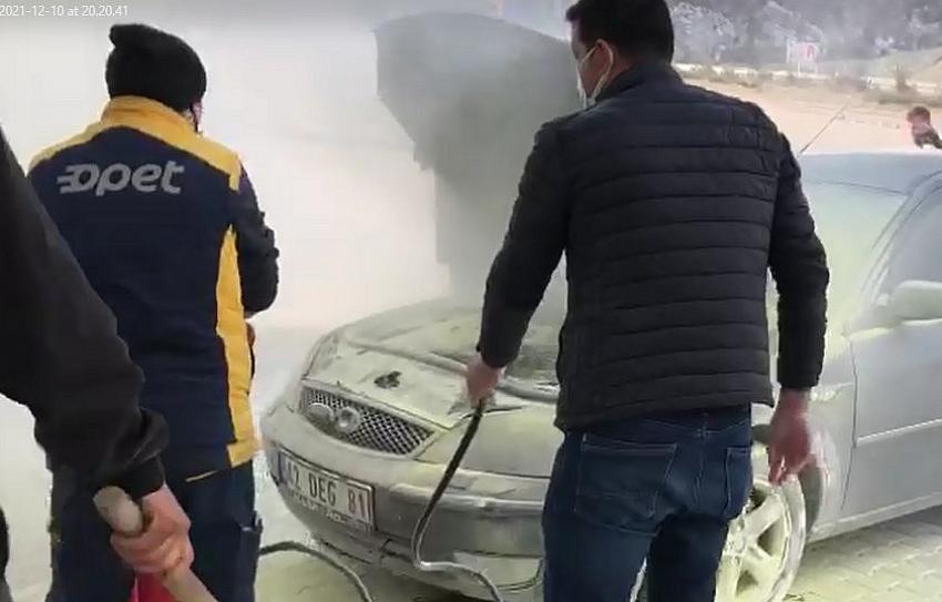 Seydişehir de Park Halindeki araç cayır cayır yandı