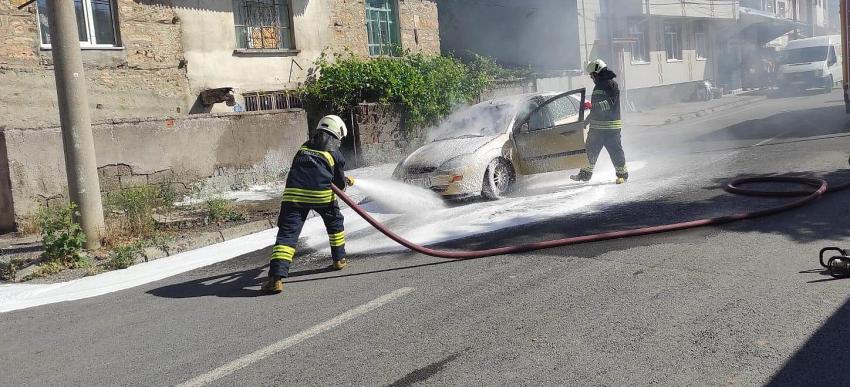 Seydişehir'de Park Halindeki Bir Otomobilde Çıkan Yangın, Kısa Sürede Söndürüldü