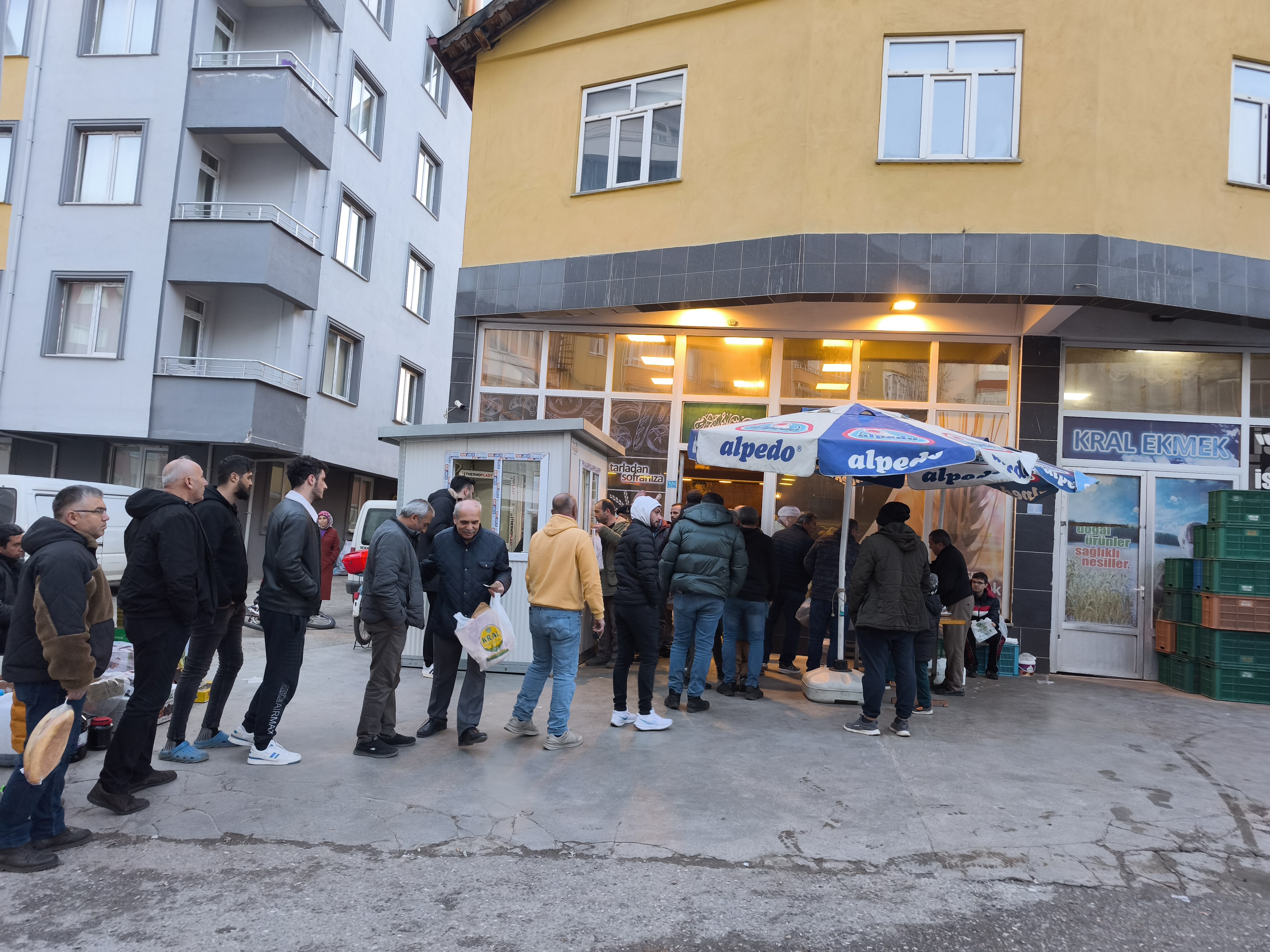 Seydişehir'de Ramazan'ın İlk Günü Pide Kuyruğu