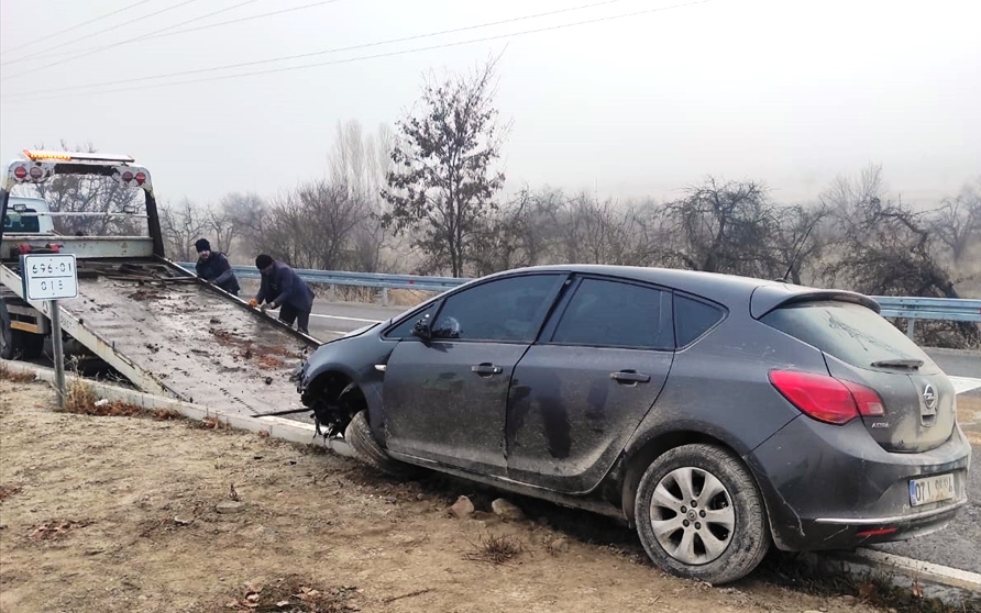 Seydişehir'de refüje çarpan otomobildeki 3 kişi yaralandı