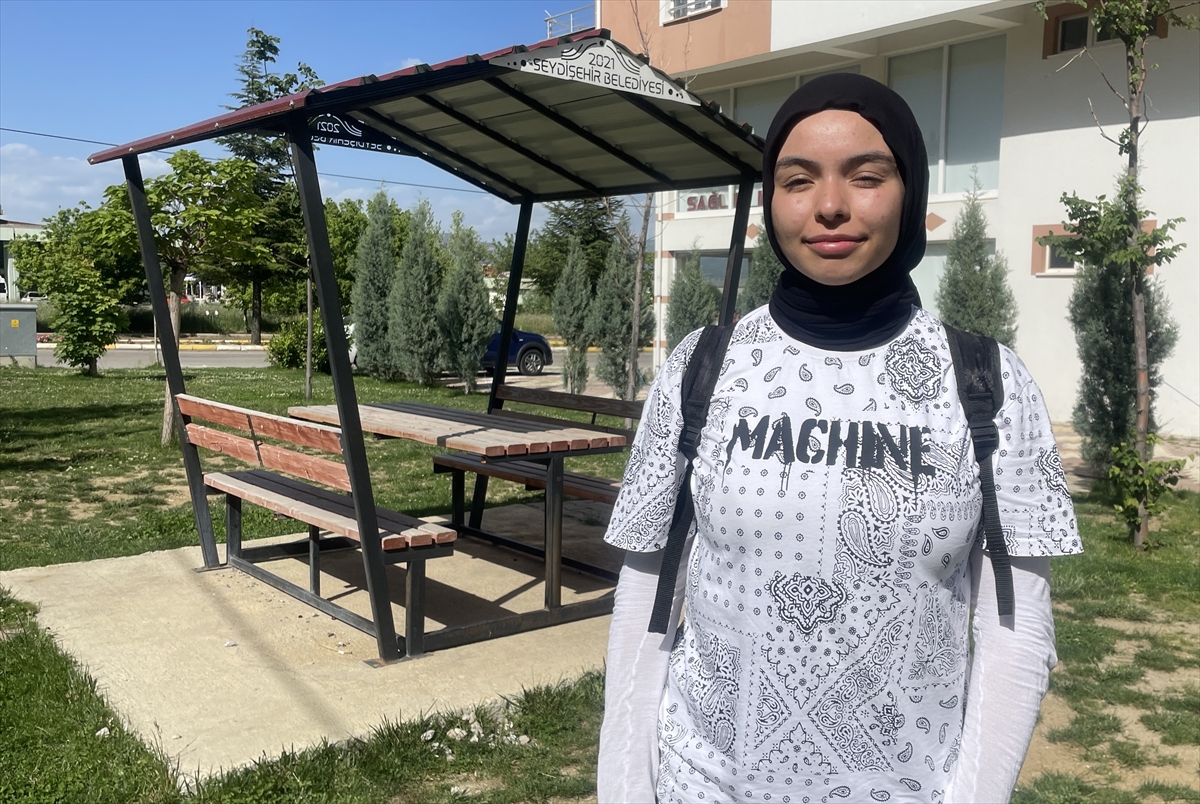 Seydişehir'de Sahipsiz köpeklerin saldırısına uğrayan 17 yaşındaki genç kız okula annesiyle gitmeye başladı