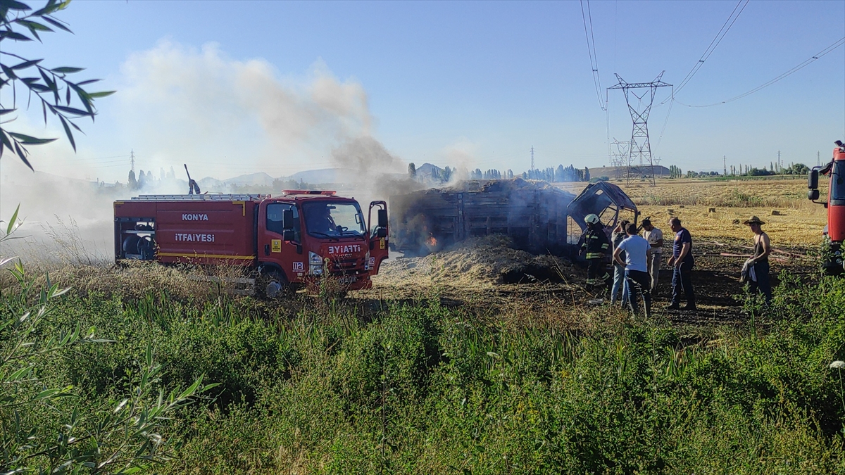 Seydişehir'de saman balyaları yüklü kamyonet yandı