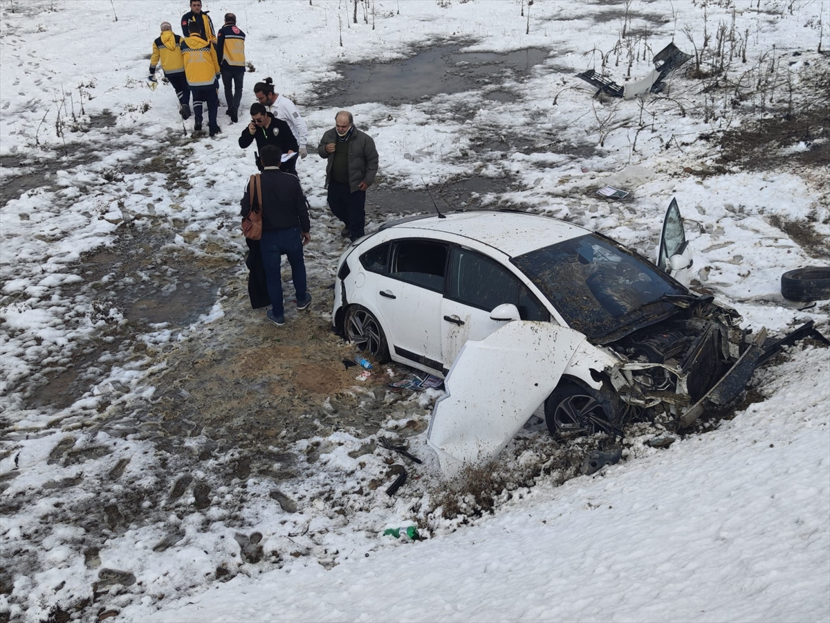 Seydişehir'de şarampole devrilen otomobildeki 2 kişi yaralandı