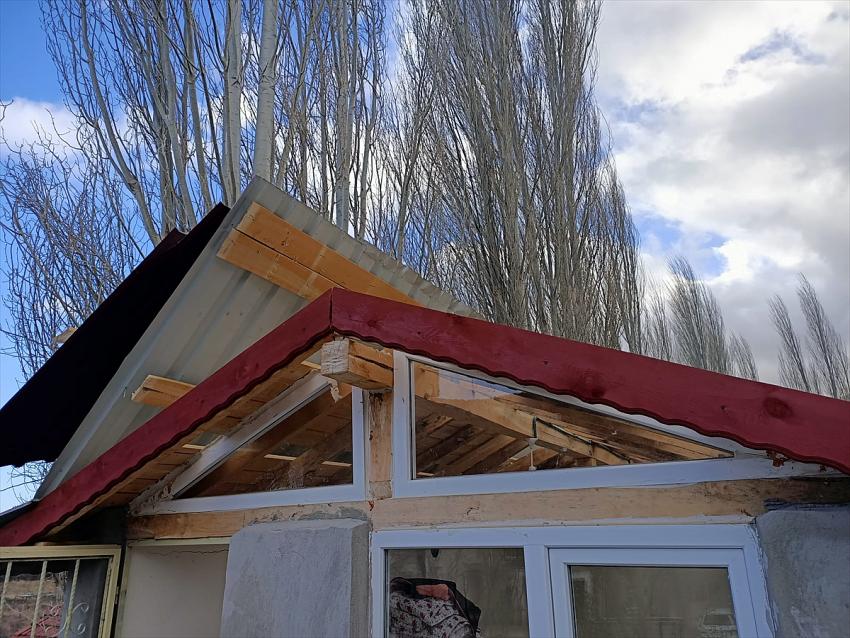 Seydişehir'de şiddetli lodos ev ve iş yerlerinin çatısını uçurdu