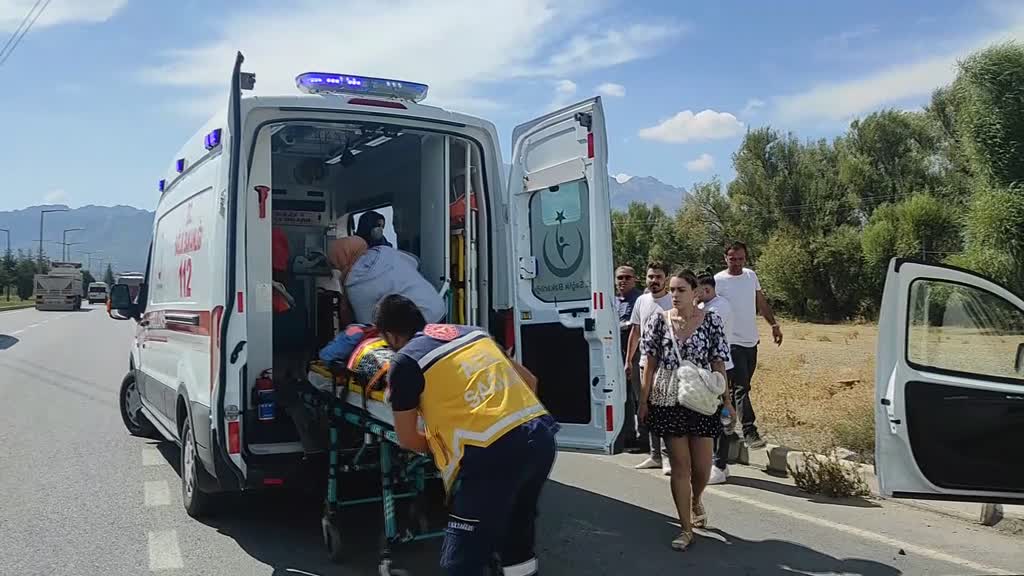 Seydişehir'de  ticari araç ile otomobilin çarpışması sonucu 4 kişi yaralandı