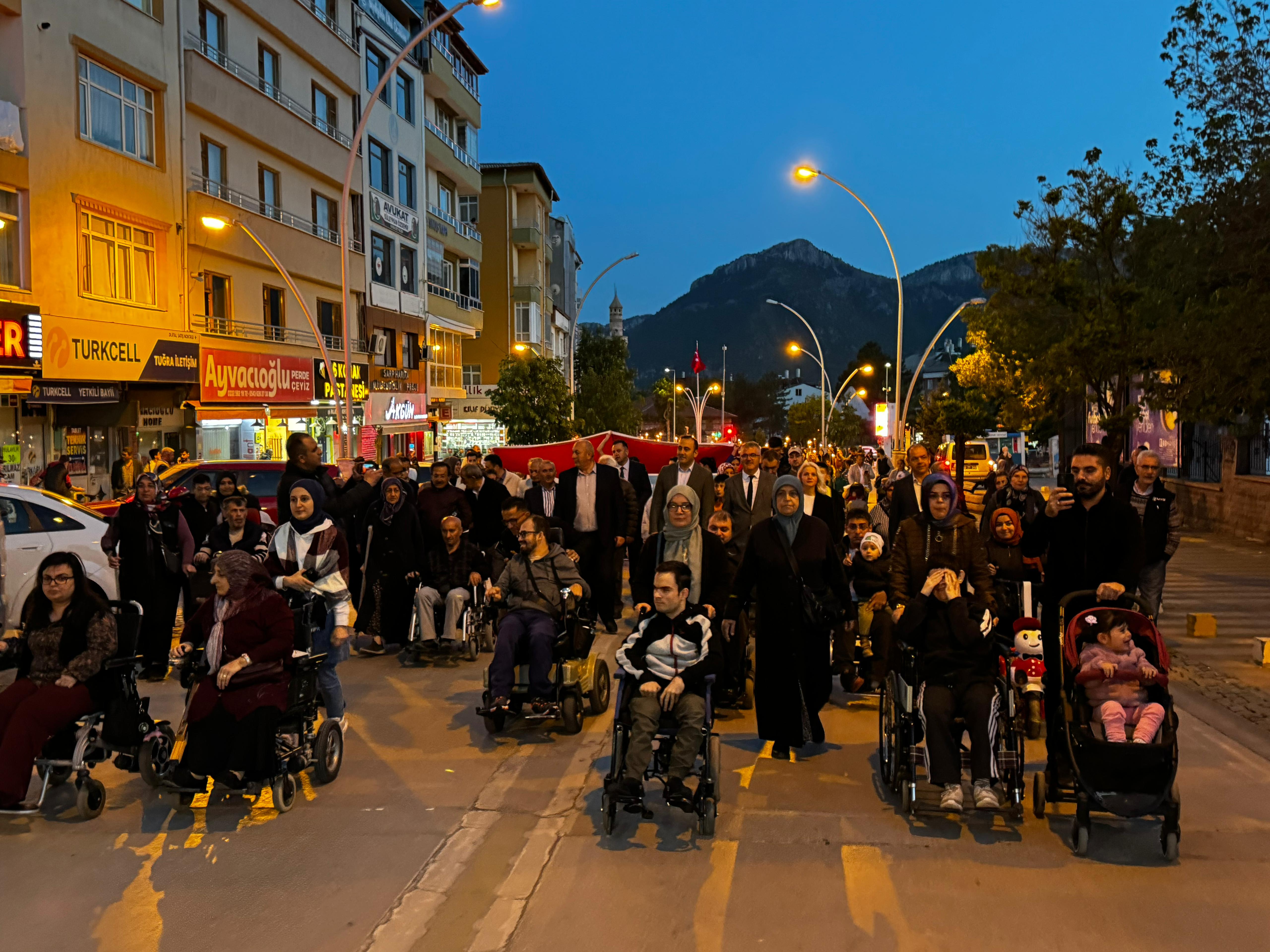 Seydişehir'de Ümit Çocukları Derneği tarafından kermes ve fener alayı düzenlendi.