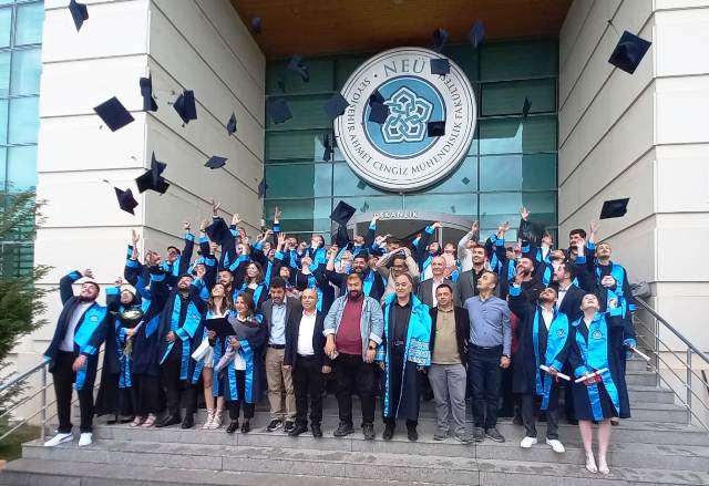 Seydişehir'de üniversite öğrencilerinin mezuniyet sevinci