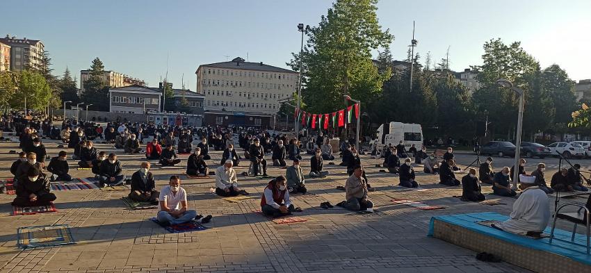 Seydişehir'de vatandaşlar bayram namazı için camilere koştu