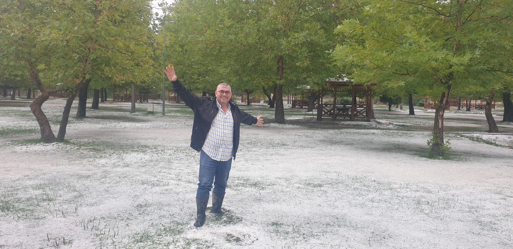 Seydişehir’de  yağan Dolu  Kuğulu Parkı  beyaza  bürüdü