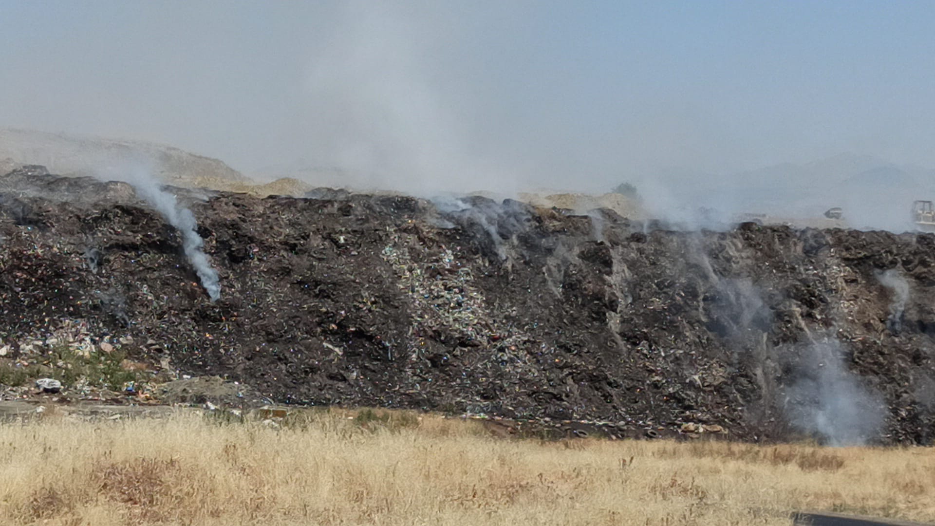 Seydişehir de yanardağ değil, çöplük yanıyor, kokusu şehir merkezine kadar ulaşıyor!