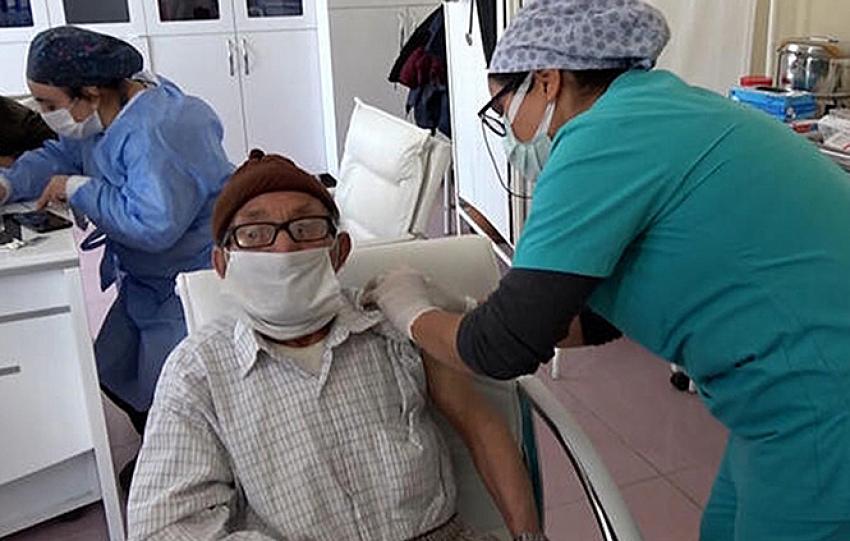 Seydişehir'de Yaşlılara kovid-19 aşısı evlerinde vuruluyor